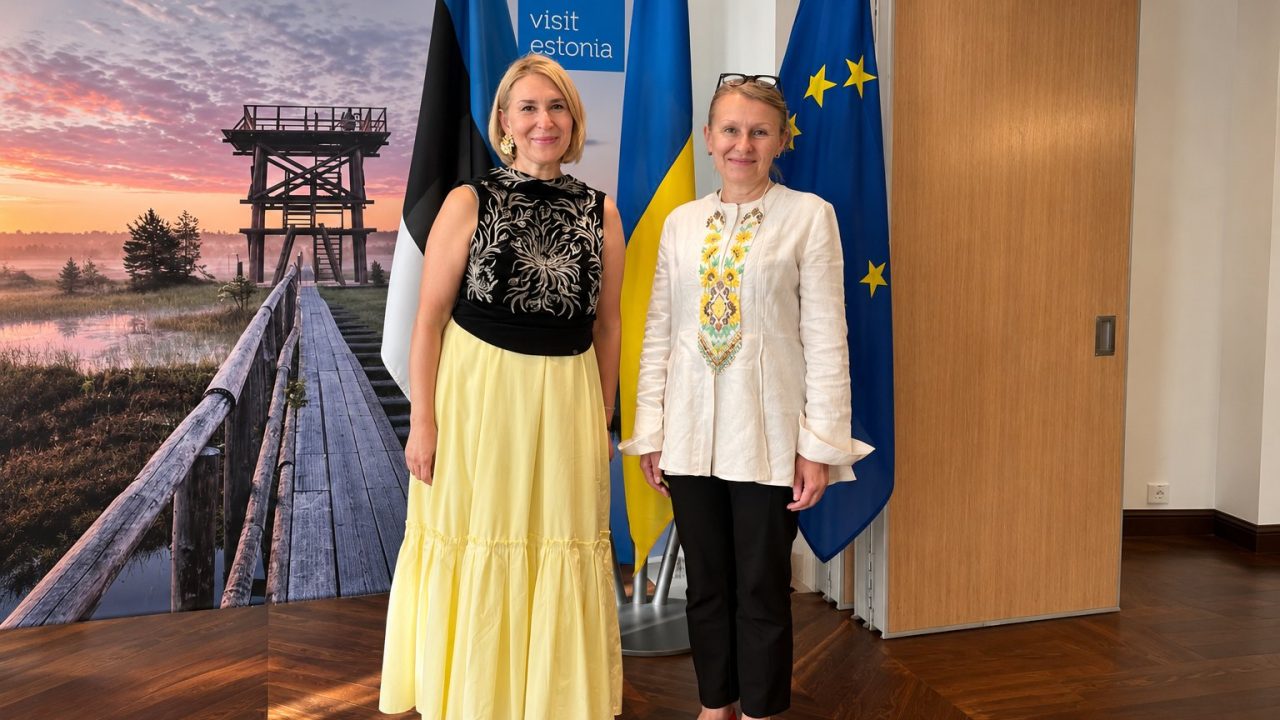 Kaks naist Eesti, Ukraina ja Euroopa Liidu lippude taustal