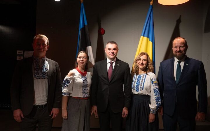 Учасники відкриття Почесного консульства України в Нарві на тлі прапорів Естонії та України