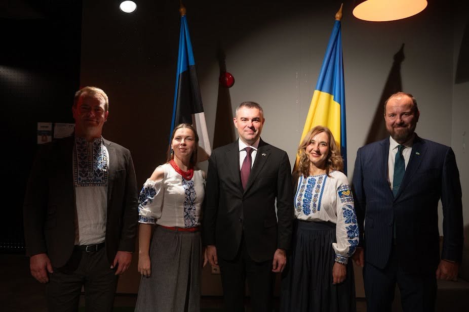 Учасники відкриття Почесного консульства України в Нарві на тлі прапорів Естонії та України