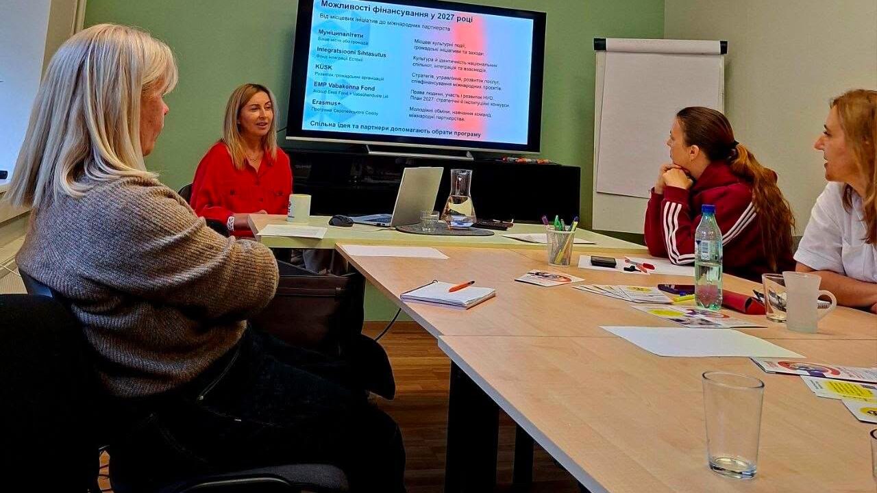 Учасниці зустрічі слухають презентацію про можливості фінансування у 2027 році
