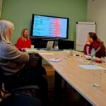 Учасниці зустрічі слухають презентацію про можливості фінансування у 2027 році