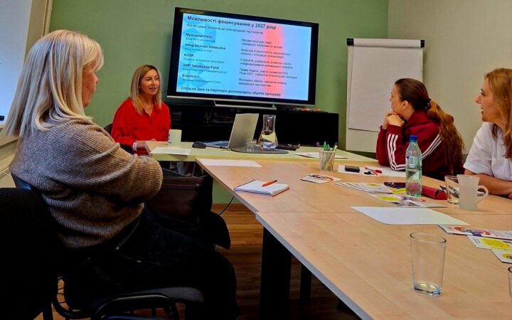 Учасниці зустрічі слухають презентацію про можливості фінансування у 2027 році